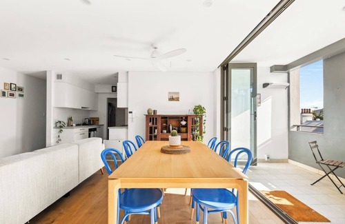 Redfern Apartamento | Artsy Sanctuary Inner City Vibrance and Urban Views