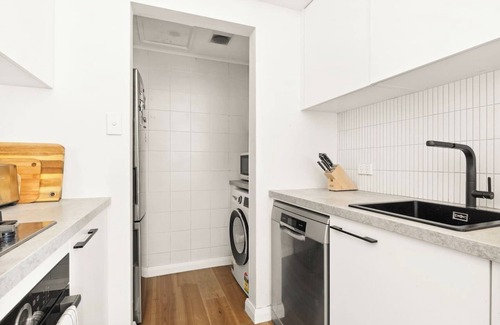Redfern Apartamento | Artsy Sanctuary Inner City Vibrance and Urban Views