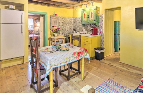 Santa Cruz Apartamento | Artsy Santa Cruz Apartment w/ Shared Fire Pit!