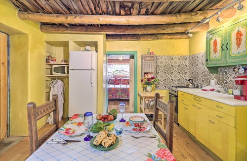 Santa Cruz Apartamento | Artsy Santa Cruz Apartment w/ Shared Fire Pit!