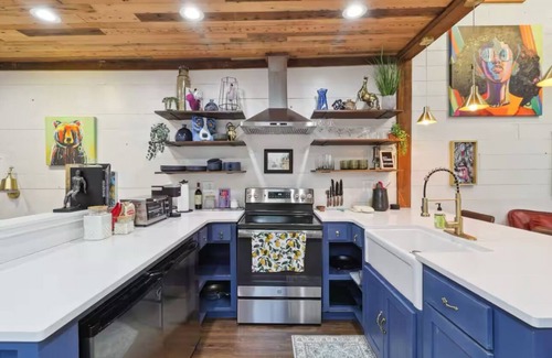 West Riverside Casa | Artsy Shotgun-Uptown New Orleans