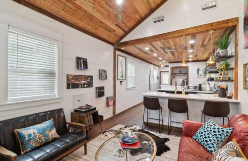 West Riverside Casa | Artsy Shotgun-Uptown New Orleans