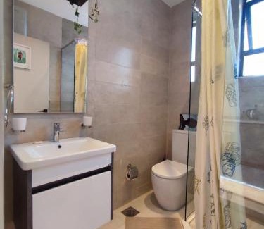 Kilimani Apartamento | Artsy & spacious studio with Pool, Gym & Sauna