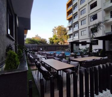 Kilimani Apartamento | Artsy & spacious studio with Pool, Gym & Sauna