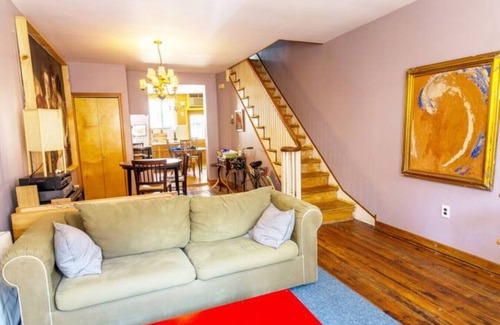 South Philadelphia Apartamento | Artsy | Traditional Rowhome | South Philly