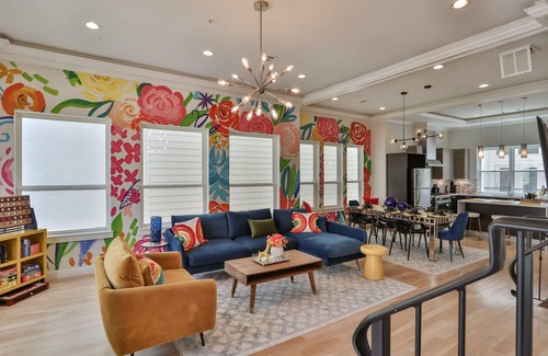 Greenway Plaza-Upper Kirby Casa | Artsy, Unique, Cozy ★ Rooftop Terrace ★ Pool Table