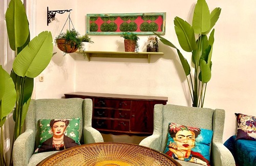 Palace District Apartamento | Arty studio flat at city center