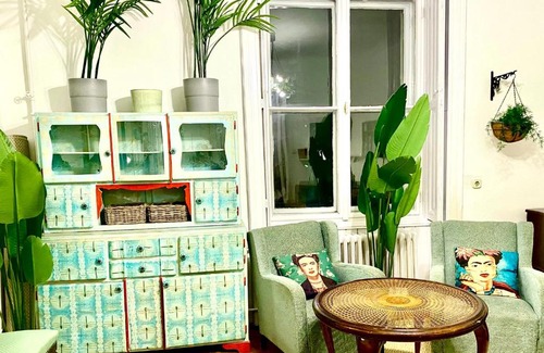 Palace District Apartamento | Arty studio flat at city center