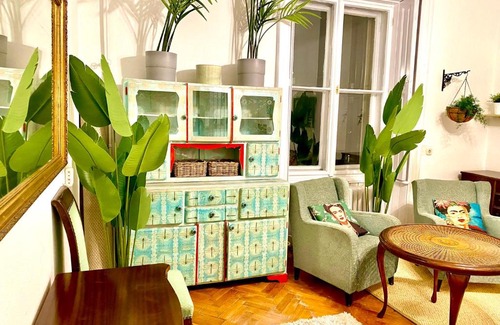 Palace District Apartamento | Arty studio flat at city center