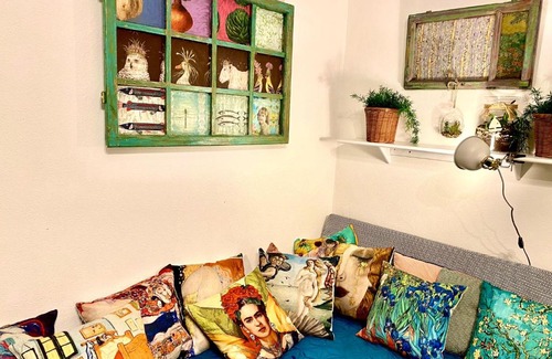 Palace District Apartamento | Arty studio flat at city center