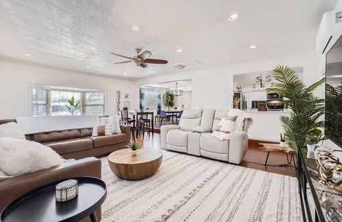 Lamar Heights Area Casa | Arvada Oasis! Up to12 people! 7 beds, 3 baths, desk, big TVs, air hockey, games!
