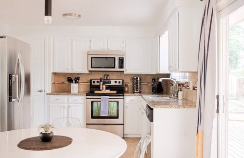 Lamar Heights Area Casa | Arvada Oasis! Up to12 people! 7 beds, 3 baths, desk, big TVs, air hockey, games!