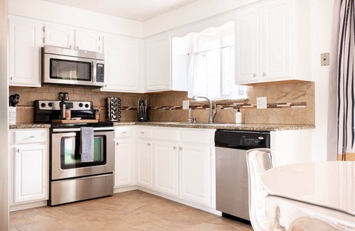 Lamar Heights Area Casa | Arvada Oasis! Up to12 people! 7 beds, 3 baths, desk, big TVs, air hockey, games!