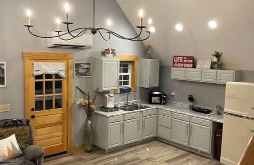 Greensboro Cabaña | Arya’s cottage and jacuzzi