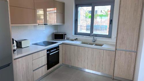Archipolis Casa | ARYVE Townhouse Rhodos mit Akropolis- und Meerblick sowie Jacuzzi und tollen Sonnenterrassen und Garten
