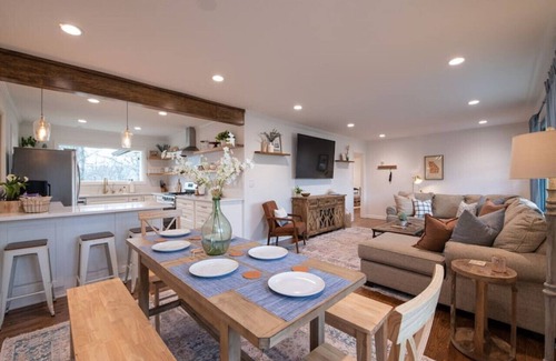 Norcross Casa | As Featured on Staycation TV, A House, Cottage, & Tiny Home in Downtown Norcross