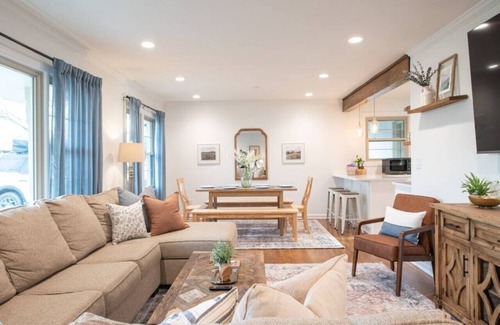 Norcross Casa | As Featured on Staycation TV, A House, Cottage, & Tiny Home in Downtown Norcross