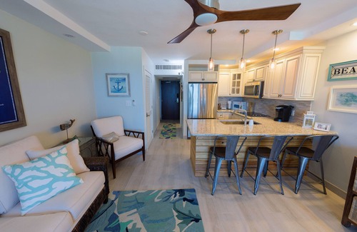 Red Hook Condominio | AS SEEN OH HGTV /FULLY RENOVATED BEACHFRONT DUPLEX VILLA. Located in building B.