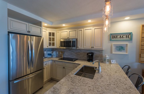 Red Hook Condominio | AS SEEN OH HGTV /FULLY RENOVATED BEACHFRONT DUPLEX VILLA. Located in building B.