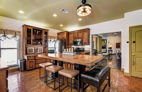 Van Alstyne Casa | As Seen on HGTV l Events Welcome l 18-Acre Ranch
