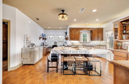 Van Alstyne Casa | As Seen on HGTV l Events Welcome l 18-Acre Ranch