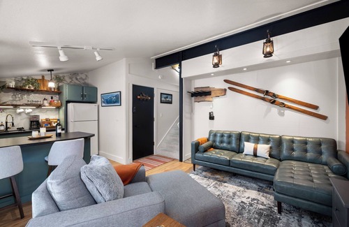 Bear Valley Condominio | Ascend Remodeled Condo, Walk to Music Festival, Pool, Private Bear Lake, Alpine