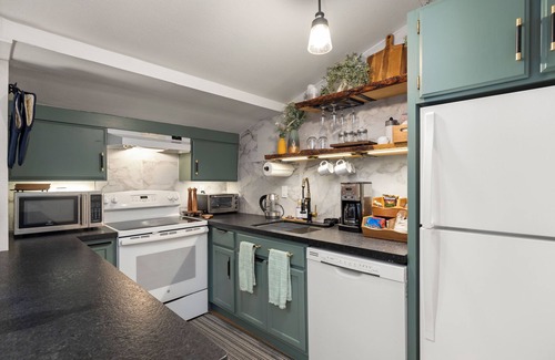 Bear Valley Condominio | Ascend Remodeled Condo, Walk to Music Festival, Pool, Private Bear Lake, Alpine