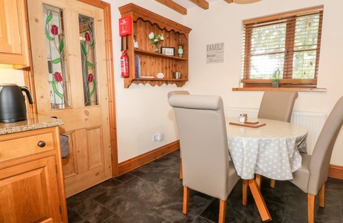 Holywell Cabaña | Ash Farm Cottage, CAERWYS