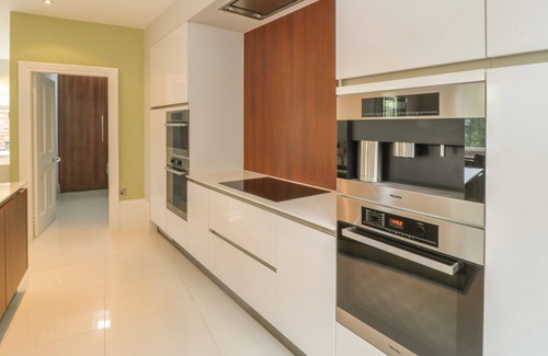 Holmbridge Cabaña | ASH VILLA, pet friendly, luxury holiday cottage in Holmfirth