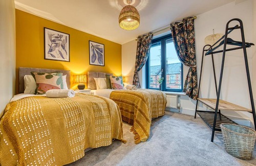 Cirencester Apartamento | Ashcroft Loft by Timeless Stays - Stunning 3 Bedroom, 2 bathrooms, Charming central apartment featuring a balcony