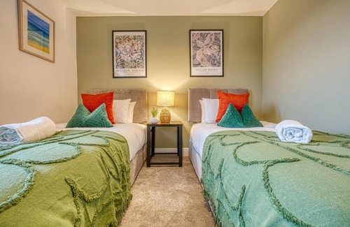 Cirencester Apartamento | Ashcroft Loft by Timeless Stays - Stunning 3 Bedroom, 2 bathrooms, Charming central apartment featuring a balcony