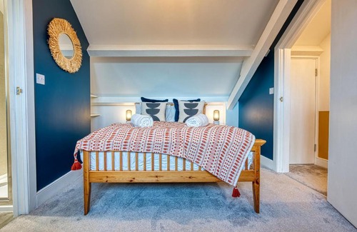 Cirencester Apartamento | Ashcroft Loft by Timeless Stays - Stunning 3 Bedroom, 2 bathrooms, Charming central apartment featuring a balcony