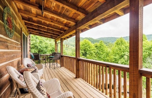 Swannanoa Cabina | Asheville Log Cabin w/ Year-Round Mountain Views!