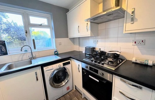 Ashford Casa | Ashford Blissful Retreat Modern 3-Bed House