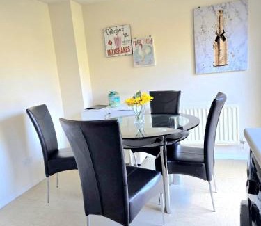 Willesborough Apartamento | Ashford Luxury Town Retreat-Free Parking -Super Fast Wifi, Spacious, Back Garden & Garden Chairs