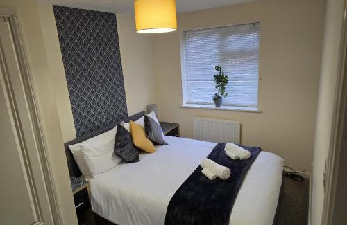 Willesborough Apartamento | Ashford Luxury Town Retreat-Free Parking -Super Fast Wifi, Spacious, Back Garden & Garden Chairs