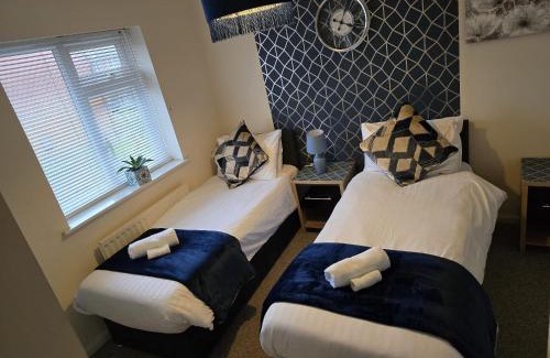 Willesborough Apartamento | Ashford Luxury Town Retreat-Free Parking -Super Fast Wifi, Spacious, Back Garden & Garden Chairs