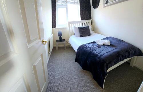 Willesborough Apartamento | Ashford Luxury Town Retreat-Free Parking -Super Fast Wifi, Spacious, Back Garden & Garden Chairs