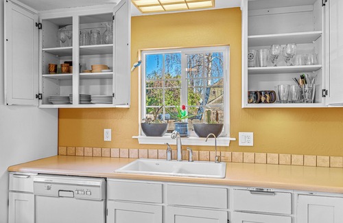 Ashland Casa | Ashland Urban Cabin - Centrally located & walking distance to SOU and Downtown