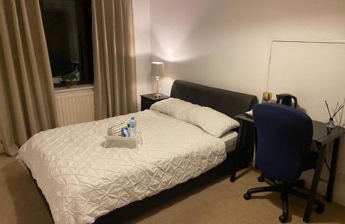 Milton Keynes Casa | ASHMINA HOLIDAY LET with Free onsite Parking for SMALL VANS and cars only