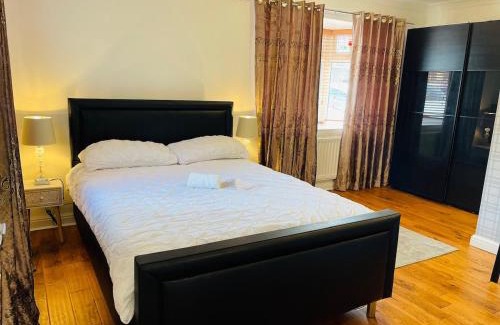 Milton Keynes Casa | ASHMINA HOLIDAY LET with Free onsite Parking for SMALL VANS and cars only