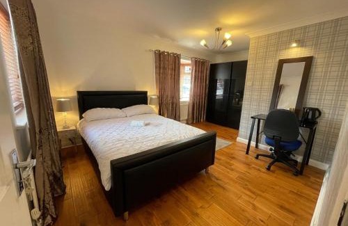 Milton Keynes Casa | ASHMINA HOLIDAY LET with Free onsite Parking for SMALL VANS and cars only