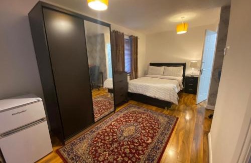 Milton Keynes Casa | ASHMINA HOLIDAY LET with Free onsite Parking for SMALL VANS and cars only