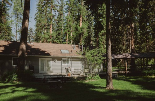 Seeley Lake Casa | Aspen Cabin at Tamaracks Resort. A view of the lake and expansive decks and yard