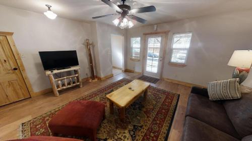 Red River Casa | Aspen Chant Cabin - WiFi - Washer - Dryer - Grill