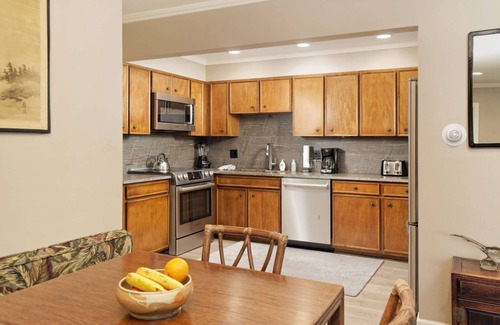 Aspen Condominio | Aspen Condo 1.5 Blocks to Town. Sleeping Den w/Sofa Bed, 3 Full Baths, Gas FP, Balcony. Pool & HT