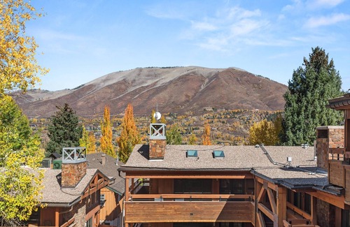 Aspen Condominio | Aspen Condo 1.5 Blocks to Town. Sleeping Den w/Sofa Bed, 3 Full Baths, Gas FP, Balcony. Pool & HT