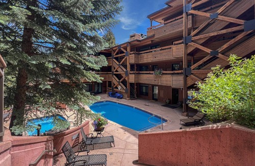 Aspen Condominio | Aspen Condo 1.5 Blocks to Town. Sleeping Den w/Sofa Bed, 3 Full Baths, Gas FP, Balcony. Pool & HT