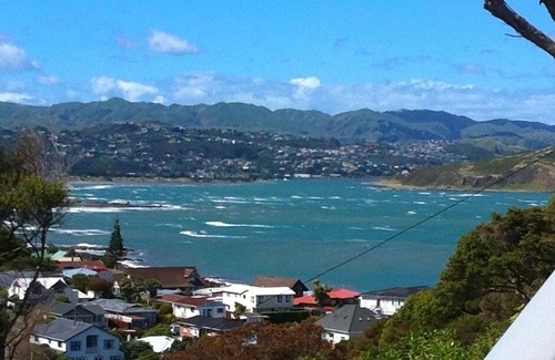 Plimmerton Cabaña | Aspen Cottage - Cottage con estilo con vistas al mar