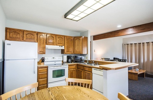 Red Lodge Condominio | Aspen Cozy 2 Bed/2 Bath Condo Unit #8 on Golf Course with Hot tub/ Sauna/ Pool